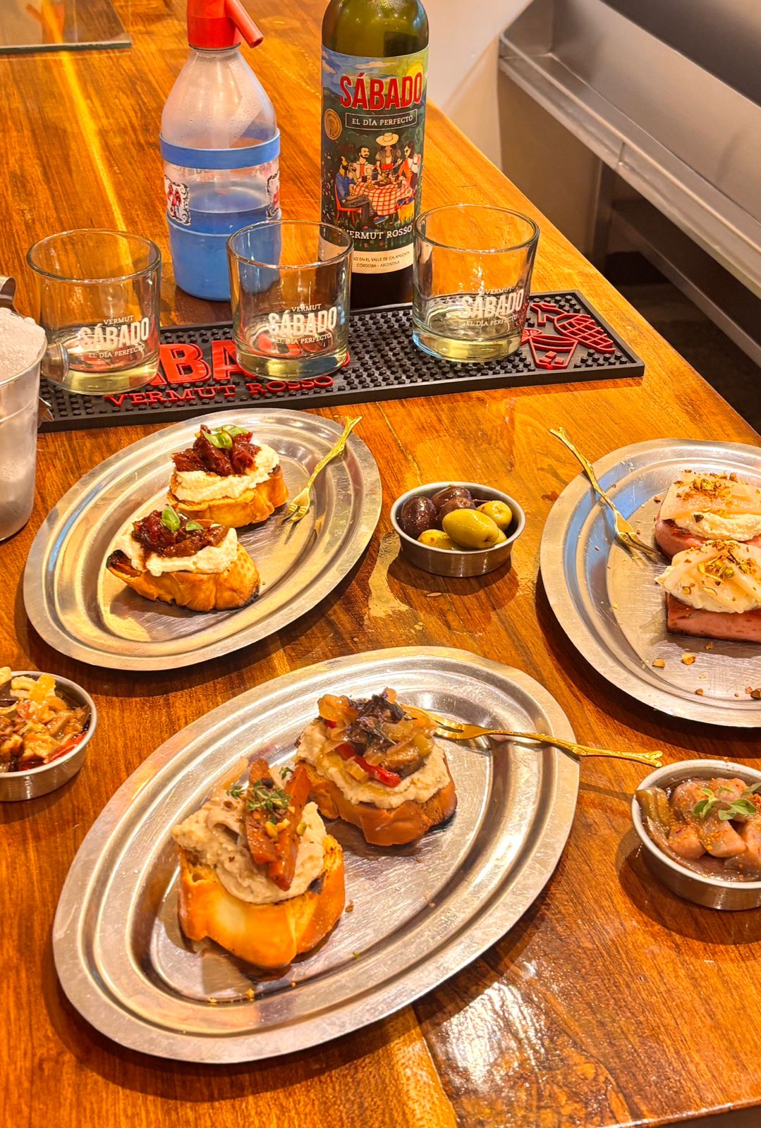 Platos de Bácaro Palermo compartidos en la mesa